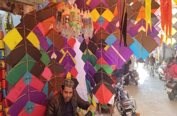 हांडी बाजार सहित अन्य बाजारों में पतंगों से दुकानें सजी हैं।