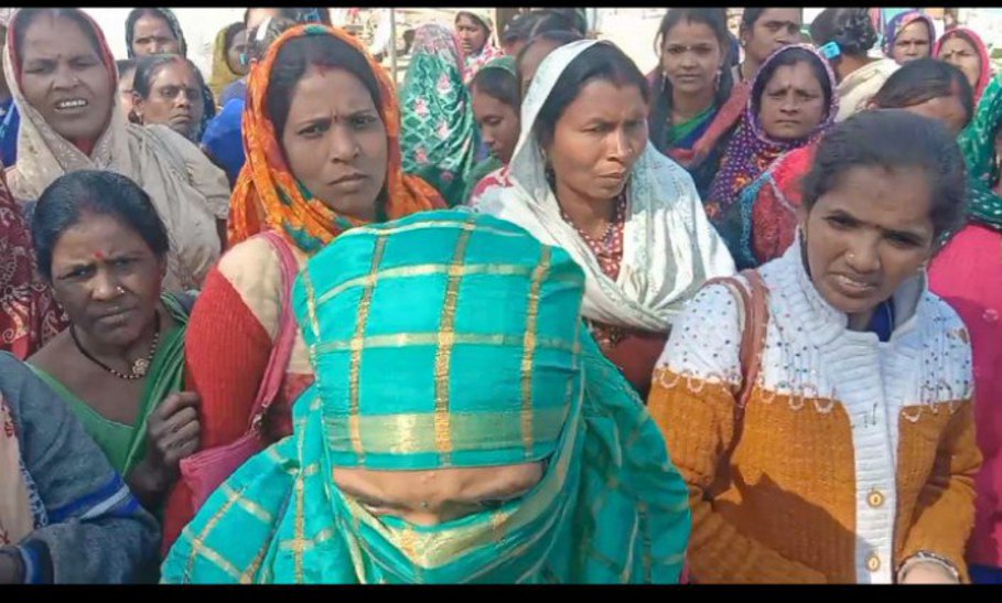 प्रदशर्न में पुलिस परिवार, उज्जवल दीवान की गिरफ्तारी का विरोध