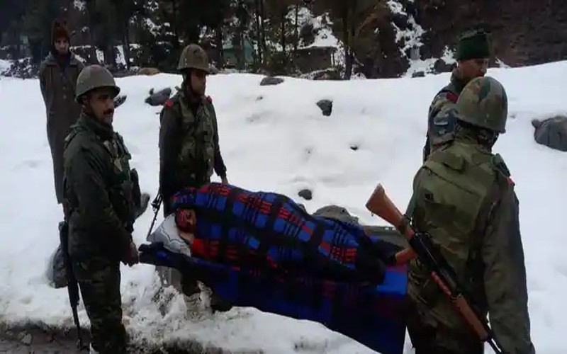 jammu-kashmir-indian-army-evacuates-pregnant-lady-in-snow-covered-roads-1.jpg