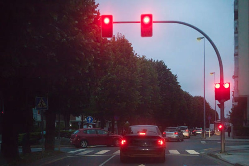 stop_car_on_red_light.jpg