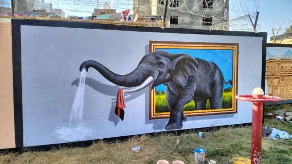 पेंटिंग्स बनी हैं आकर्षण का केंद्र