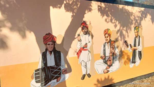 पेंटिंग्स बनी हैं आकर्षण का केंद्र