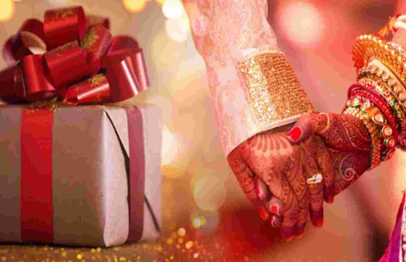 शादी पर गिफ्ट में मिले ढाई लाख नगद और सोने-चांदी के गहने हुए पार