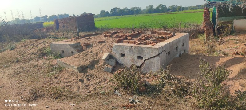 नैगुंवा गांव में मैन रोड पर कचरा घरों में कब्जा , नैगुंवा गांव में मैन रोड पर कचरा घरों में कब्जा