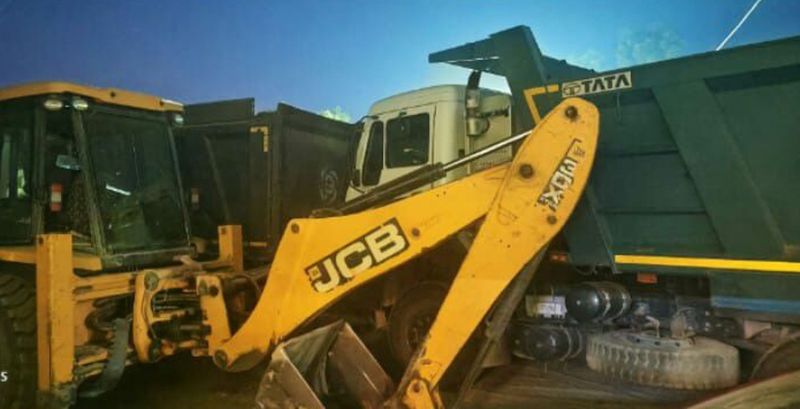 Illegal mining : नदी में बजरी का अवैध खनन, सात डम्पर व एक जेसीबी जब्त