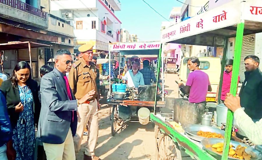 हटाओ भाई। सामान बाइंड अप करो, हाइवे की जमीन पर बैठे हो...