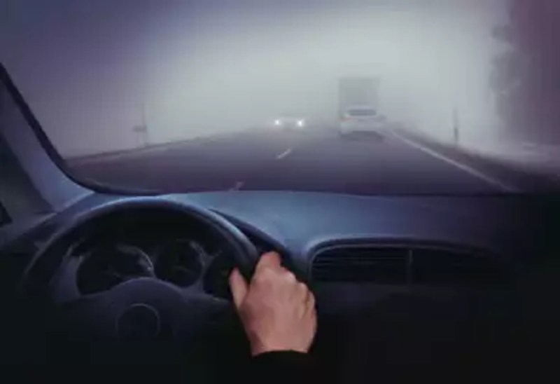 driving_in_foggy_weather.jpg