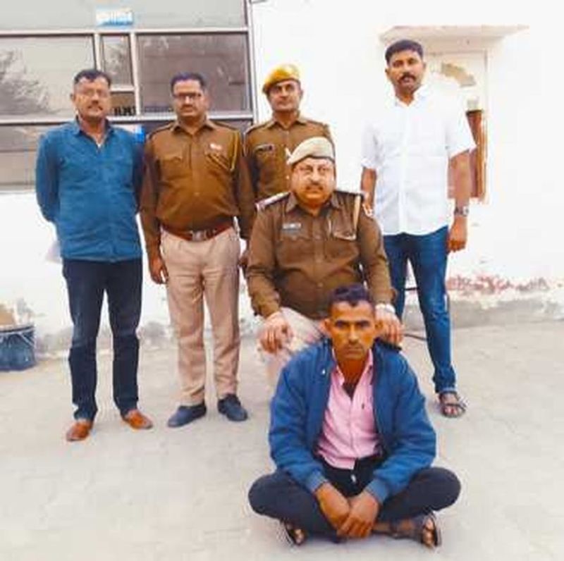 5.50 लाख रुपए चूल्हे की राख में छुपाए, फिर भी पकड़े गए आरोपी