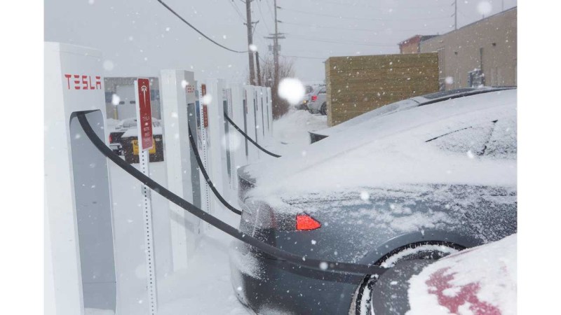 electric_car_charging_in_winter.jpg