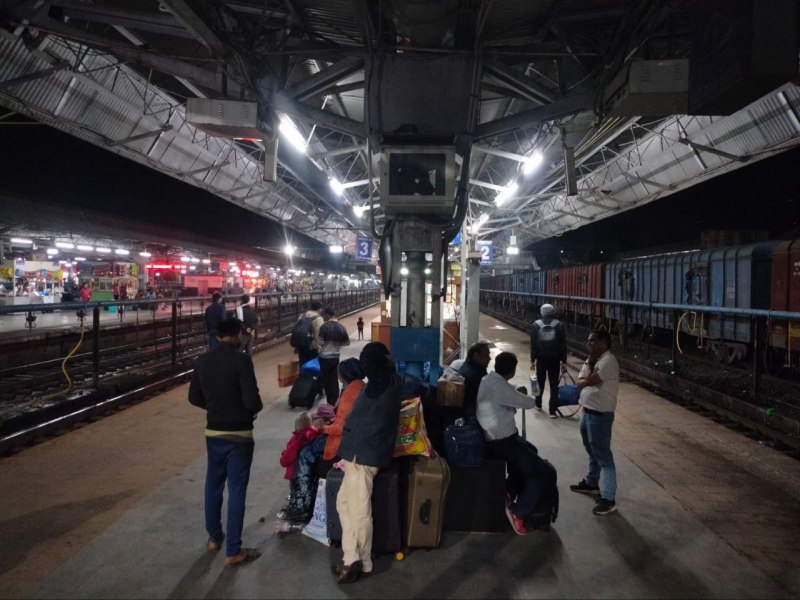 इटारसी के प्लेटफार्म 2 और 3 की चौड़ाई कम, लिफ्ट तथा फ्लॉयओवर नहीं, यात्री परेशान