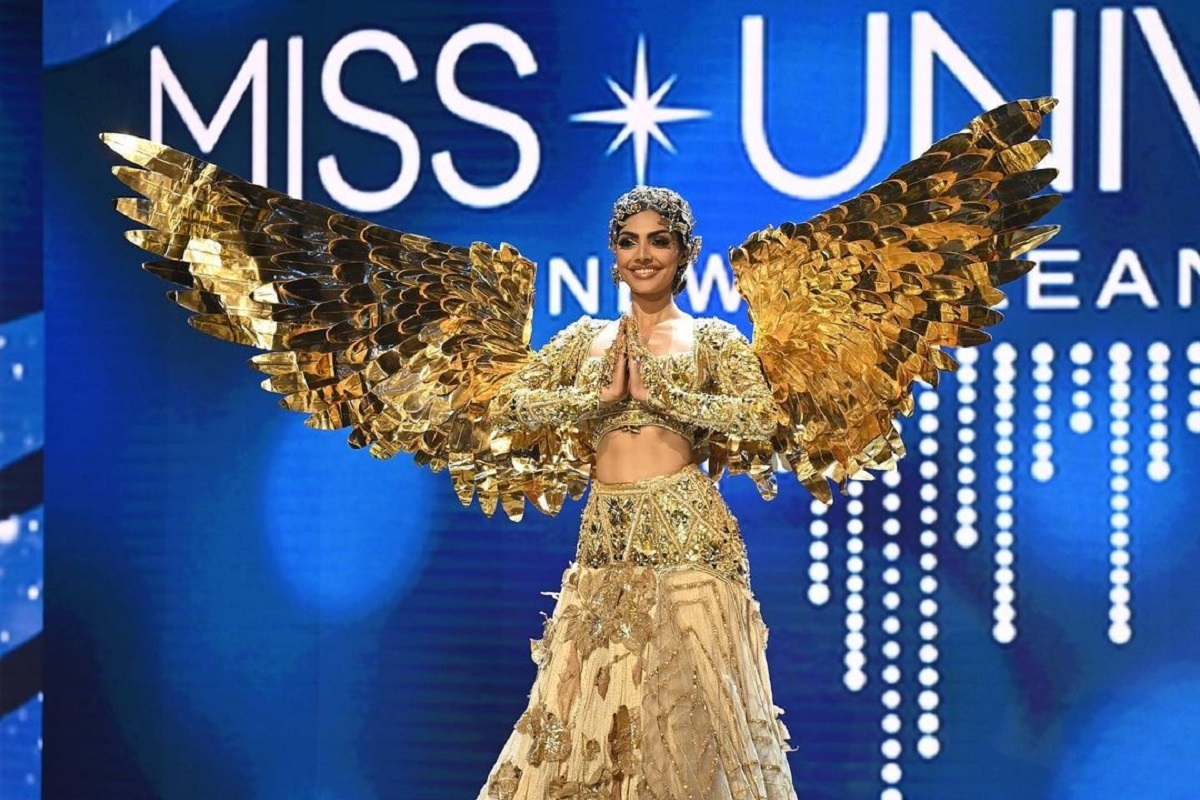 मिस यूनिवर्स के मुकाबले में ‘सोने की चिड़िया’ बनकर उतरी भारत की दिविता राय,
वायरल हुआ लुक