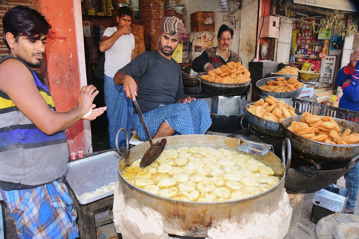 कड़ाके की सर्दी ने बढ़ाई फीणी की मांग, व्यापारियों के खिले चेहरे... महंगाई को दिखाया अंगूठा