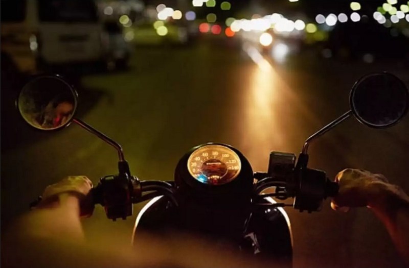 motorcycle_ride_on_night_in_winter.jpg