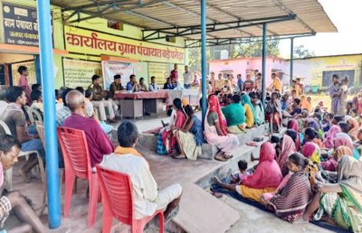 चर्चा के दौरान उपस्थित गांव के लोग और पुलिस के आाला अधिकारी।