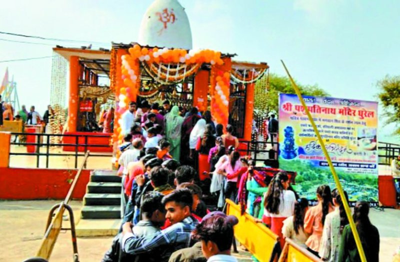 दो साल कोरोना के लगातार कैद रहने वाले लोग संक्रांति पर घुरैल पहाड़ी के दर्शन करने पहुंचे