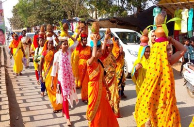 झांकी के साथ सोभा यात्रा निकालते  हुए