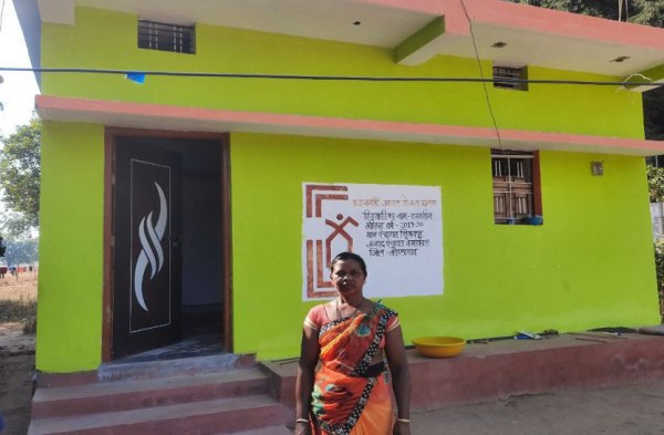 पक्का घर पाकर रजनतींन को अब चिंता नहीं ठंड बरसात की।