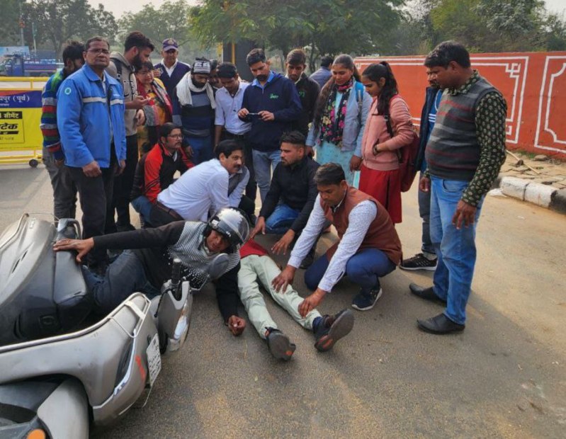 पत्रिका की अगुवाई में लाइव डेमो देकर समझाया, कैसे बचाएं सड़क हादसों के घायलों की जान