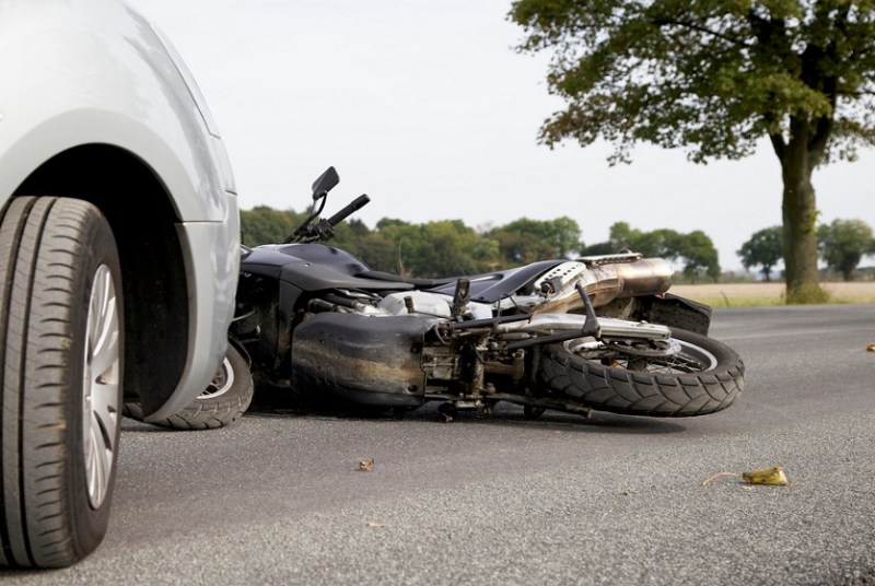 बोलेरो ने बाइक सवार भाई-बहन को मारी टक्कर, उछलकर वाहन के ऊपर गिरी युवती की मौत, भाई गंभीर