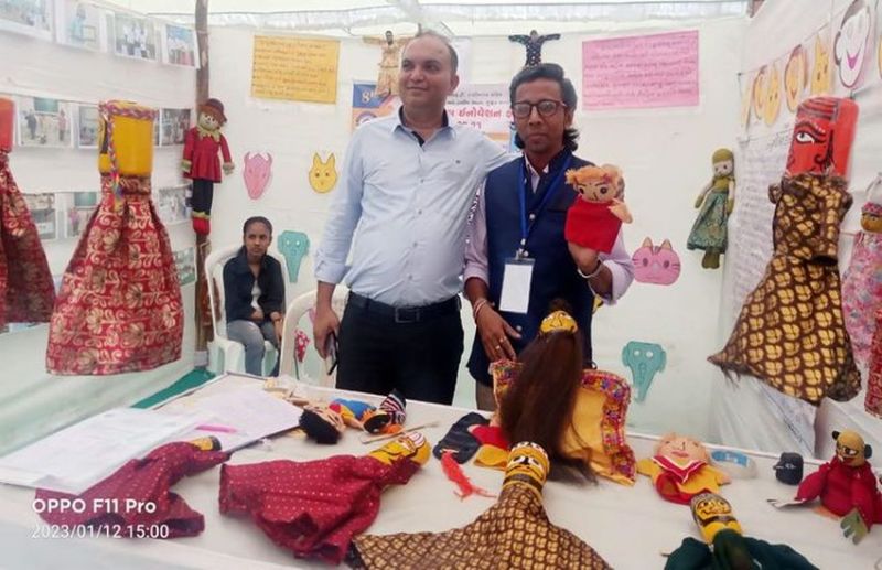 Surat/ सरकारी स्कूल के शिक्षक पपेट और कठपुतली के जरिए पढ़ा रहे हैं विद्यार्थियों को