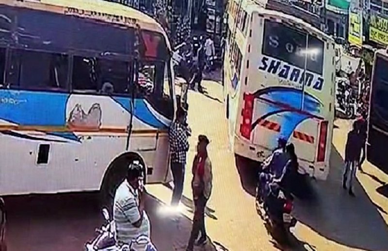 चलती बस के नीचे आकर युवक ने की आत्महत्या