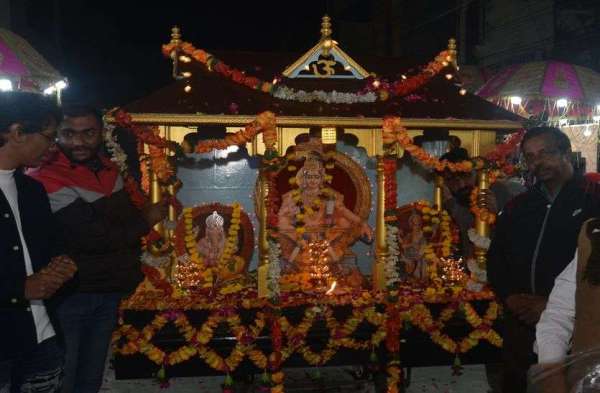 शोभायात्रा में भक्ति भाव में डूबे श्रद्धालु