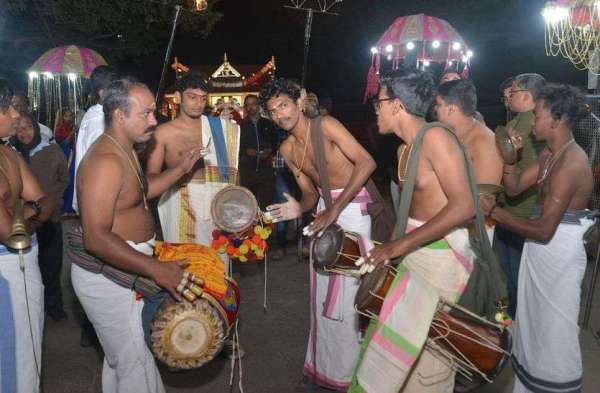 शोभायात्रा में भक्ति भाव में डूबे श्रद्धालु