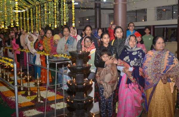 शोभायात्रा में भक्ति भाव में डूबे श्रद्धालु