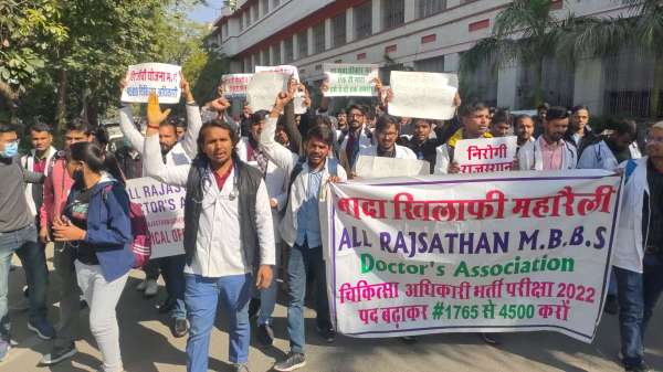 Police stopped the demonstration of All Rajasthan MBBS Doctor's Association