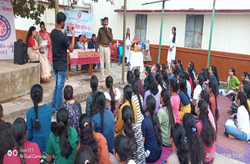 कार को सजाया बलून से और कहा सीट बेल्ट लगाना है जरूरी