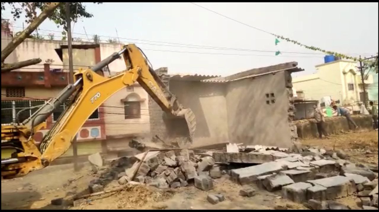 राजातालाब अवैध कब्जा से हुआ मुक्त् | Patrika News