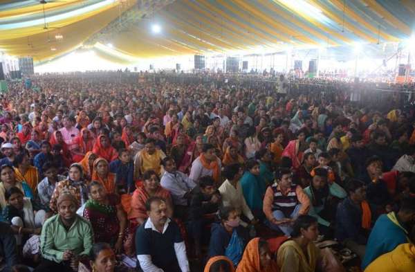 पंडाल में बड़ी संख्या में कथा श्रवण करने श्रद्धालु उमड़े