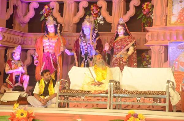 कथा के दौरान महंत रामसुंदर दास