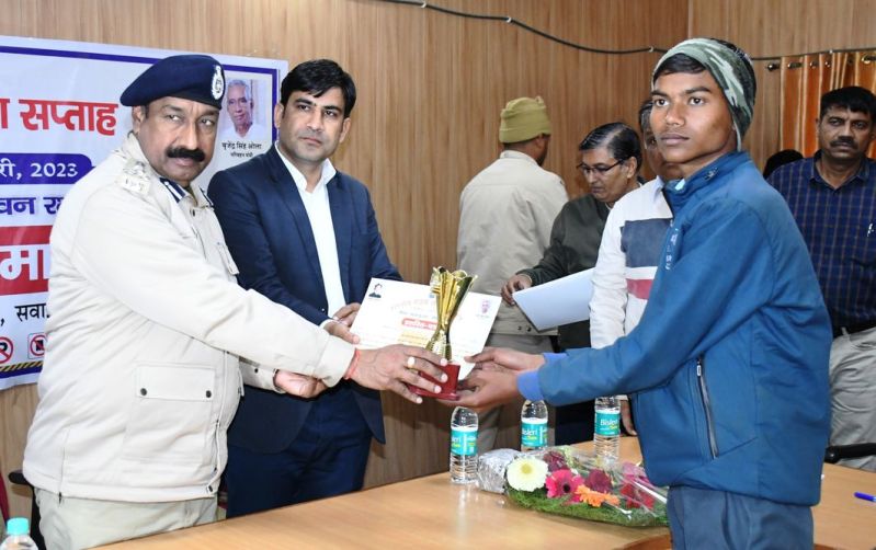 सड़क सुरक्षा नियमों का पालन करना सामूहिक जिम्मेदारी