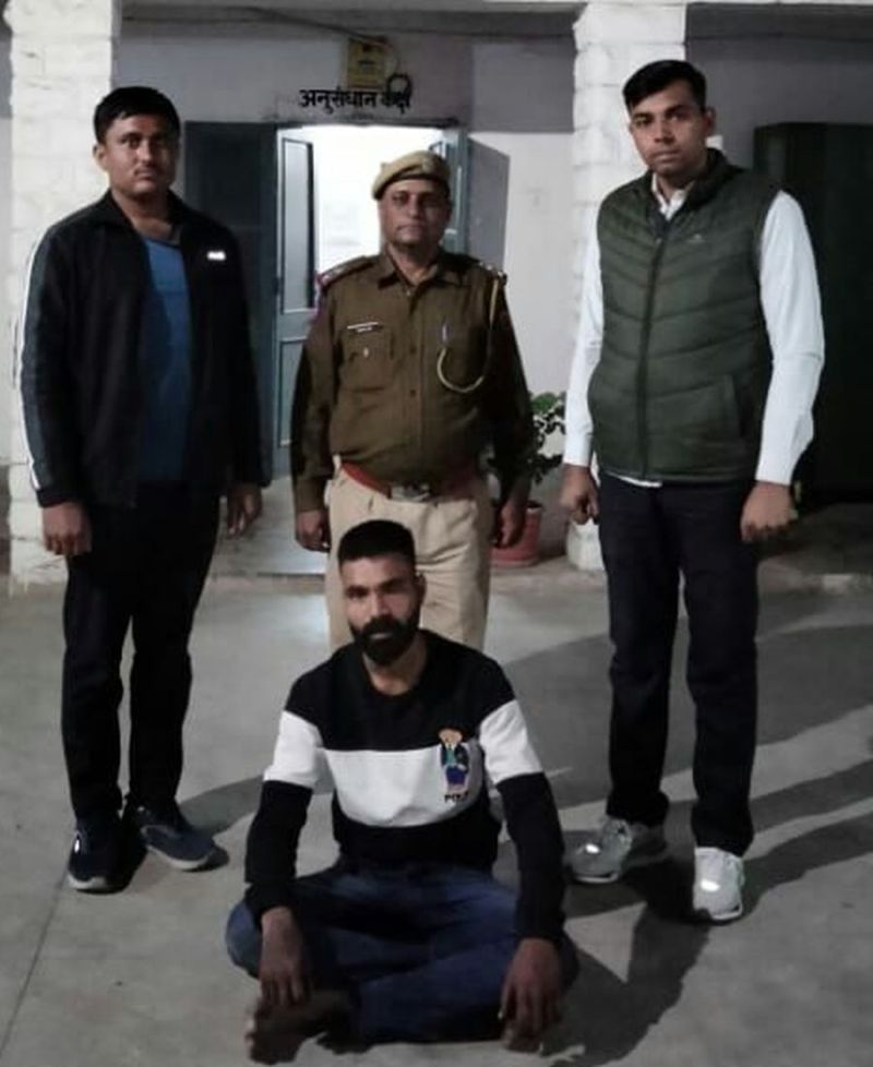 अस्पताल के बाहर युवक से तलवार जब्त