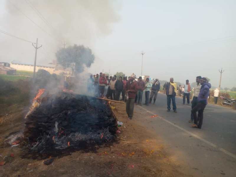 सड़क किनारे अंतिम संस्कार करने की मजबूरी