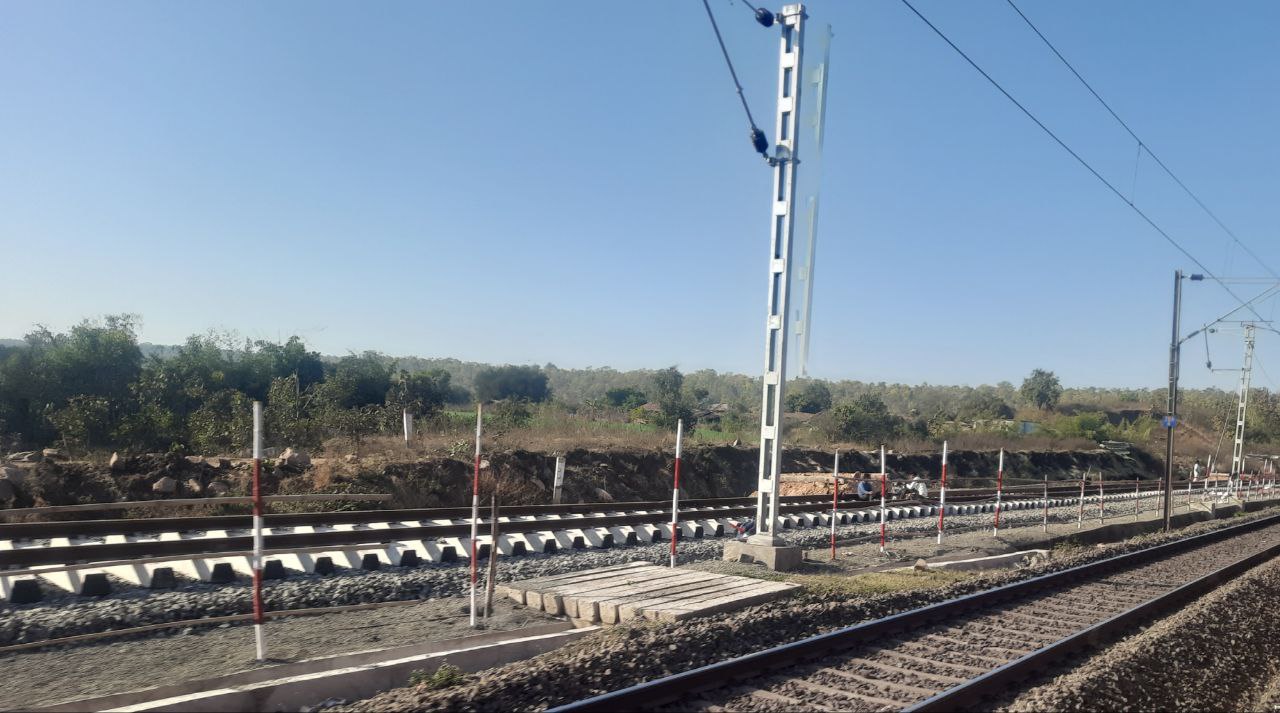 पवांरखेड़ा - जुझारपुर रेलवे बायपास का निर्माण में आई तेजी, मुंबई के लिए ट्रैक बिछाना शुरू