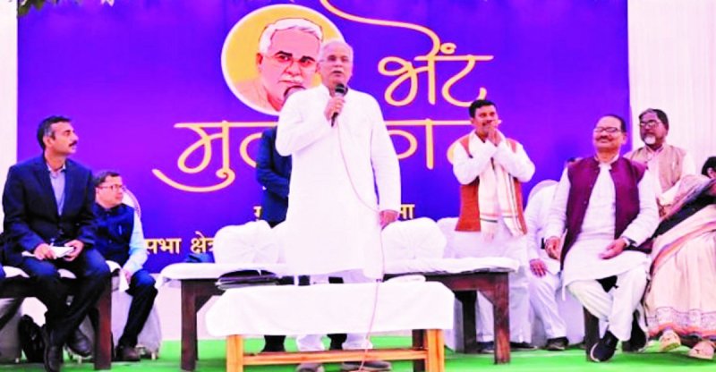 भेंट-मुलाकात : स्वामी आत्मानंद स्कूल की छात्रा अनुष्का राठौर ने मुख्यमंत्री को अंग्रेजी में स्कूल में चल रही पढ़ाई एवं सुविधाओं के बारे में बताया।