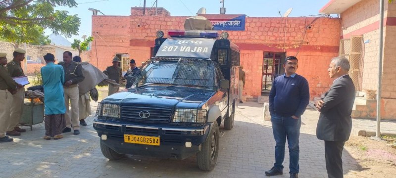 जेल में बंदी से मारपीट, आधे से अधिक बंदी भूख हड़ताल पर