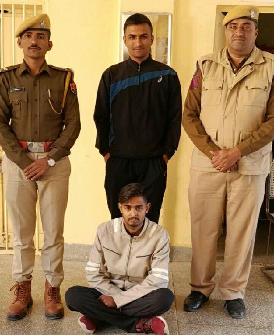 Weapons seized : अवैध हथियार बेचने की फिराक में युवक को पकड़ा