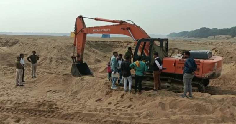 कमरीद में ग्रामीणों की सूचना पर अवैध रेत उत्खनन पर पहुंचे अफसर, 16 ट्रैक्टर 6 हाईवा एक चेन माउंटेन मशीन जब्त