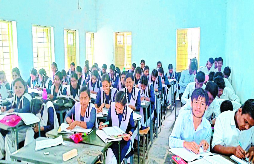 मैनपुर हायर सेकंडरी स्कूल में 18 व्याख्याओं के पद हैं स्वीकृत, पदस्थ हैं मात्र 6