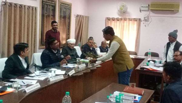 जिला परिषद की बैठक में अरण्डी व अनार की फसले दिखाते हुए