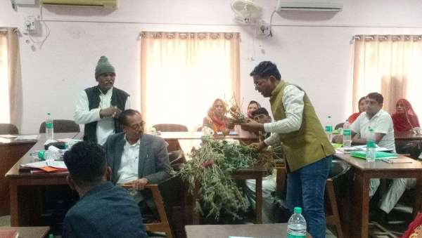 जिला परिषद की बैठक में अरण्डी व अनार की फसले दिखाते हुए