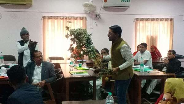 जिला परिषद की बैठक में अरण्डी व अनार की फसले दिखाते हुए