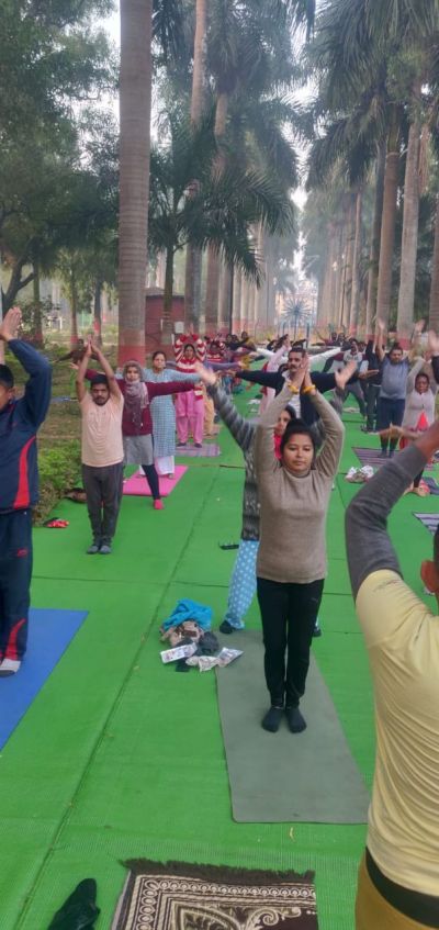 स्वास्थ्य व निरोगी काया के लिए जुट रहे लोग