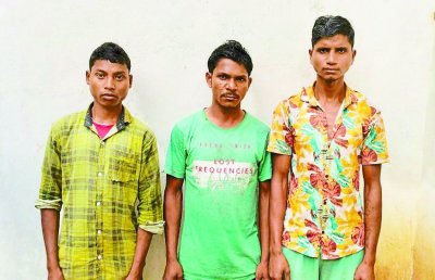 कब्जे से टिफिन बम, कोर्डेक्स वायर, इलेक्ट्रिक डेटोनेटर, बैटरी, रेडियो, जिलेटिन रॉड और नक्सली साहित्य बरामद किया गया