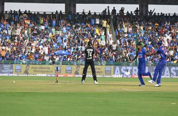 न्यूजीलैंड के बल्लेबाज को बोल्ड करने के बाद हार्दिक पांड्या