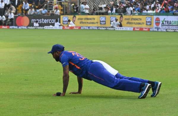 हार्दिक पांड्या पुशअप करते हुए