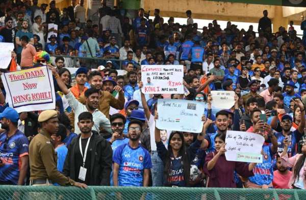 मैच के दौरान प्रशंसक हाथो में पोस्टर थामे हुए